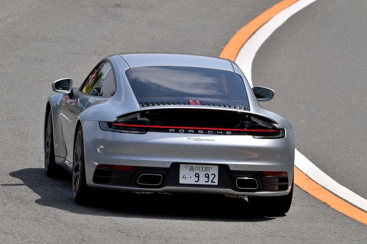 ワインディングロードを行く「911カレラ」。そのサスペンションやステアリングを介して、路面のインフォメーションがドライバーに正確に伝わってくる。