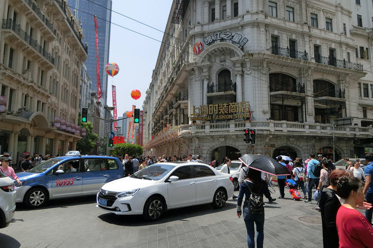 世界最大の自動車市場である中国。年間販売台数はおよそ2800万台に達する。写真は上海の街並みの様子。