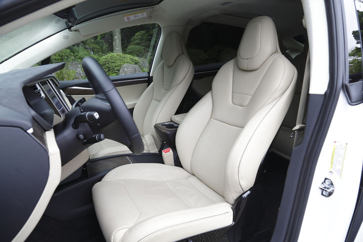 ヘッドレスト一体型のフロントシート。シートカラーは「タン」（写真）のほか、「ウルトラホワイト」と「ブラック」が用意される。