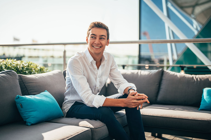 23歳のイギリス人、ジョージ・ラッセル（写真）が、2022年にいよいよチャンピオンチーム、メルセデス入りを果たす。2017年にメルセデスのジュニアドライバーとなり、同年のGP3、翌年のF2シリーズを制覇。2019年にウィリアムズでF1デビューを果たし、復活を目指す名門チームをけん引し続けてきた。昨年のサキールGPでは、新型コロナウイルス感染で欠場したルイス・ハミルトンに代わりメルセデスを駆り予選2位、レースでは堂々トップを快走するも、チームのタイヤ交換ミスなどにより9位。今季はベルギーGPの雨の予選で、今度はウィリアムズをドライブして予選2位と大健闘、セーフティーカー先導で3周終了となった大雨のレースでは初の2位表彰台を得ている。イタリアGPでは9位完走、3度目の入賞を果たした。（Photo=Mercedes）
	 