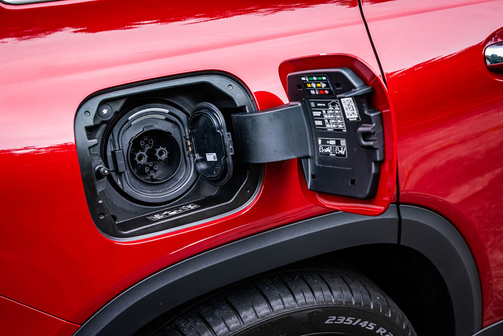 リアフェンダーに急速充電用の給電口（写真）を、リアバンパーに普通充電用の給電口を配置。「EQB350 4MATIC」の一充電走行距離は467km（WLTPモード）と発表されている。