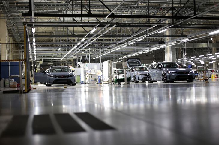 組み立てが完了した車両は検査工程へ。ここで不具合がないか、キズなどがついていないか、徹底的にチェックされる。