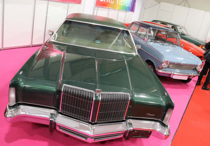 テヒノクラシカ・エッセン2018における「クィアレンカー」のスタンドで。結成20周年の今年はクルマで多様性を表現した。クライスラー、「オペル・カデット」「BMW 8シリーズ」「メルセデス・ベンツSクラス」……。