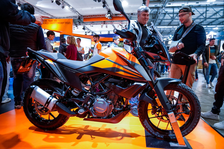 「1290」「1050」「790」と、異なる排気量のモデルをラインナップしていたKTMのアドベンチャーファミリーに、新型車「390アドベンチャー」が加わった。軽量でスポーティーなことで人気の「390デューク」をベースに、ツーリングにおける快適性を高めるとともにオフロード走行にも対応する仕様となっている。