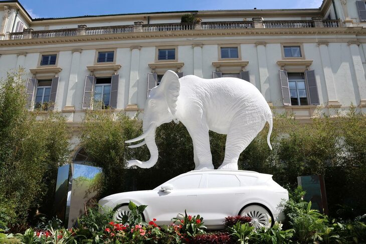 中国・東風系のプレミアムブランド、ヴォヤーは、電動SUV「フリー」に象を載せたオブジェを展示した。作者はマルカントニオ・ライモンディ・マレルバ氏。