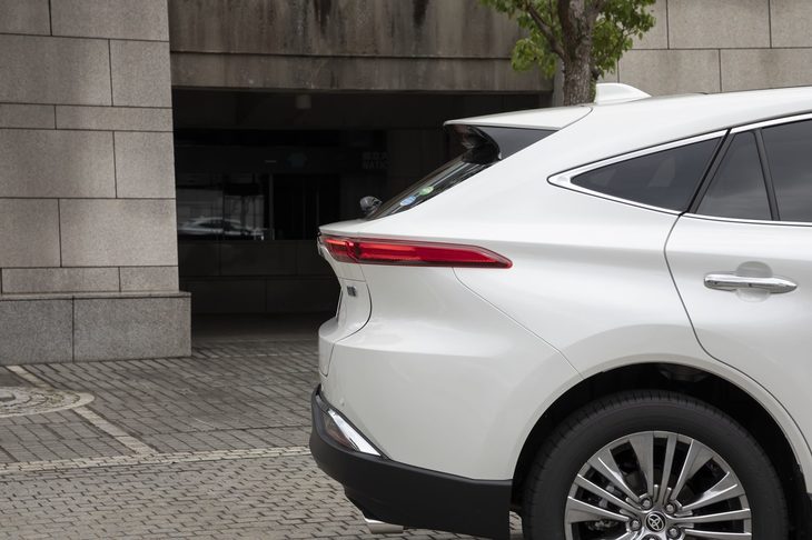 新型「ハリアー」のリアセクションをサイドから眺める。バンパーとリアコンビランプとの間がえぐられた造形が目を引く。