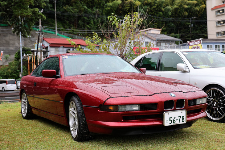 1989年「BMW 850i」。初代「6シリーズ」の後継モデルとして登場した最高級クーペ。リトラクタブルライトを採用したマスクは、当時の日本では「『スープラ』（A70）みたい」などとも言われた。