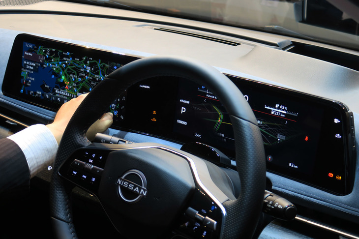 巨大なモニターはタッチレス操作に対応。左モニターの前で日産のスタッフがしゅっと右に指を走らせると、ナビ表示がスムーズに右のモニターに移動した。