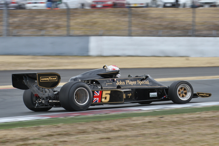 黒に金ストライプが入るJPS（ジョン・プレイヤー・スペシャル）カラーをまとった「ロータス77」。