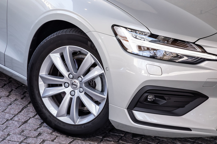 試乗車は「モメンタム」に標準装備される17インチの5ダブルスポークホイール（シルバー）に225/50R17サイズの「ミシュラン・プライマシー4」タイヤが装着されていた。