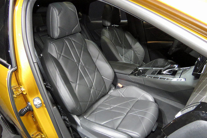 ユニークなステッチが施された「DS 7クロスバック」のフロントシート。