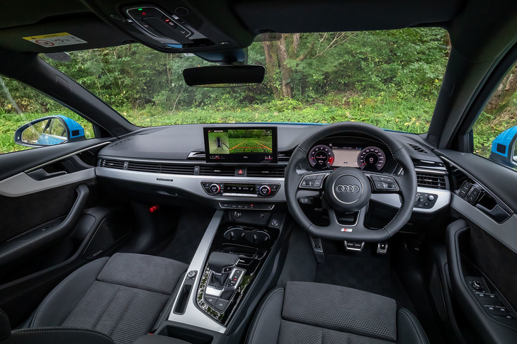 ダッシュボード中央に備わるディスプレイは、従来型の8.3インチから10.1インチに画面が大型化された。スマホ感覚で直感的に操作できるタッチ式ユーザーインターフェイスの採用も、最新モデルの特徴。