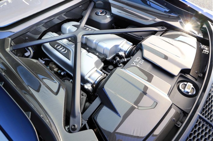 リアミドに積まれる5.2リッターV10エンジンは最高出力620PS、最大トルク580N・mを発生。アイドリングストップ機能や気筒休止機構に加えて、ガソリンパティキュレートフィルターも備えている。