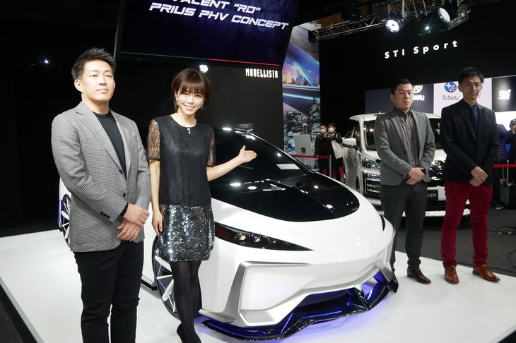 モデリスタとTRDの合同ブースにて。写真左から2人目はタレントの釈 由美子さん。