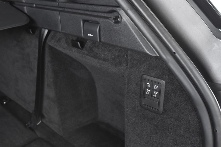 荷室の側面には、3列目シートの電動操作スイッチが備わる。荷室側からの折りたたみ収納が可能。