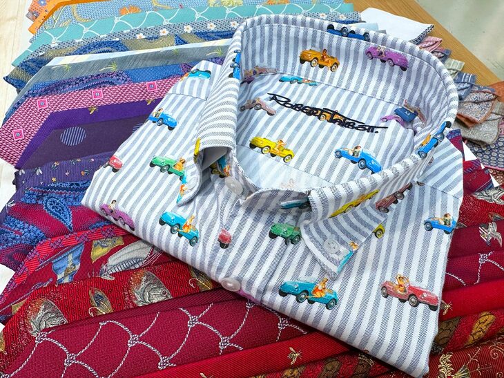 往年のビーチカー「フィアット500ジョリー」をイメージさせる図柄がプリントされたシャツ。