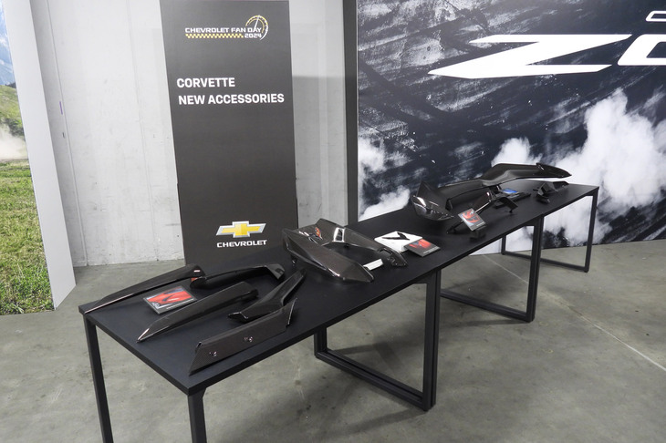 「シボレー・コルベット」向けの純正用品も展示されていた。