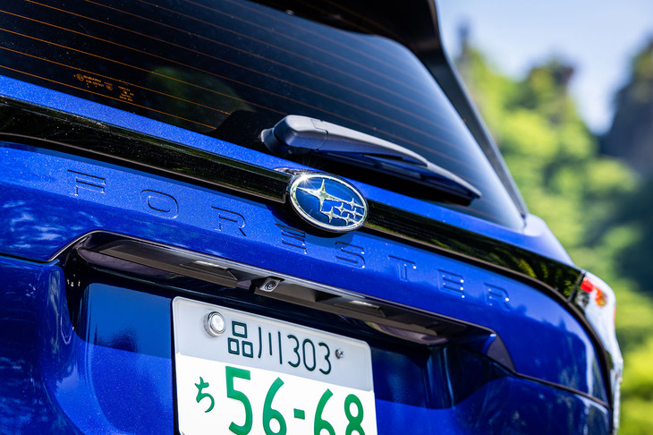 リアゲートに直接「FORESTER」の車名が入るのも最新型の特徴。高い全高や垂直に近い角度のテールエンド形状などで、「正統派SUV」を印象づける。