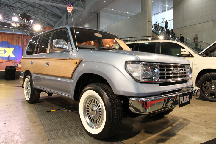 FLEXの「L/C プラド・アメリカン・クラシック」。70系「トヨタ・ランドクルーザープラド」を、その名のとおり往年のアメリカンSUV風に仕立てたモデル。モチーフは「ジープ・ワゴニア」だろうか？
