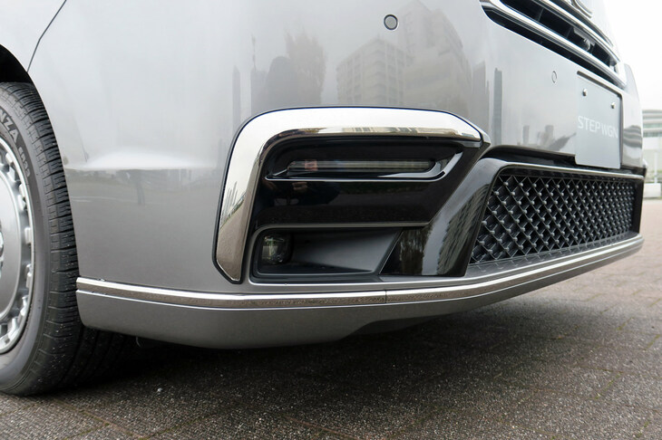 ホンダ・ステップワゴンe：HEVスパーダ ホンダアクセス用品装着車（フォグライトガーニッシュ LEDビームライト付き）