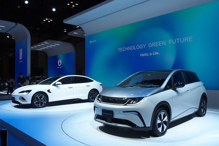 「BYDシール」（写真向かって左）と「ドルフィン」（同右）。