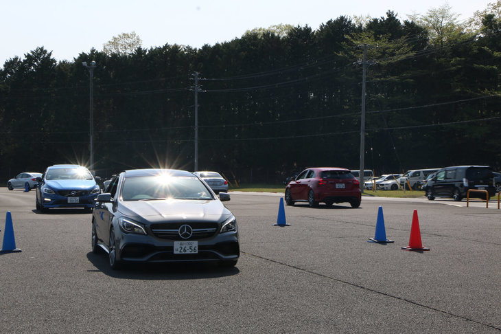 新車試乗会は、富士スピードウェイの外周路を先導車付きで走行するというもの。アップダウンやコーナーも多いルートなので、限られた時間ながら、参加者たちは興味のあるクルマの走りを満喫できたようだ。