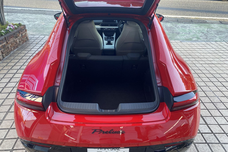 荷室容量は264リッター。後席の背もたれを倒せば663リッターに拡大でき、9.5インチのゴルフバッグが2個収納できる。さらに荷室床下には小物の整理・収納に便利な容量5リッターの「ラゲッジアンダーボックス」も設置されている。