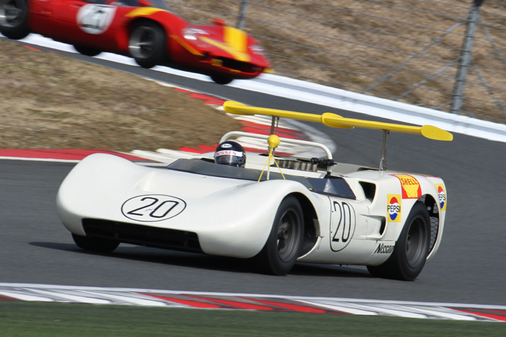 富士初となるビッグマシンのレースだった、1968年の第5回日本グランプリで優勝した「日産R381」。エアロスタビライザーと呼ばれる、リアサスペンションに連動して可動するウイングを備えたこのマシンは、ウイニングドライバーである北野 元がドライブした。自社製エンジンの開発が間に合わなかったため、V8 OHV 5.5リッターのシボレー・エンジンを搭載する。