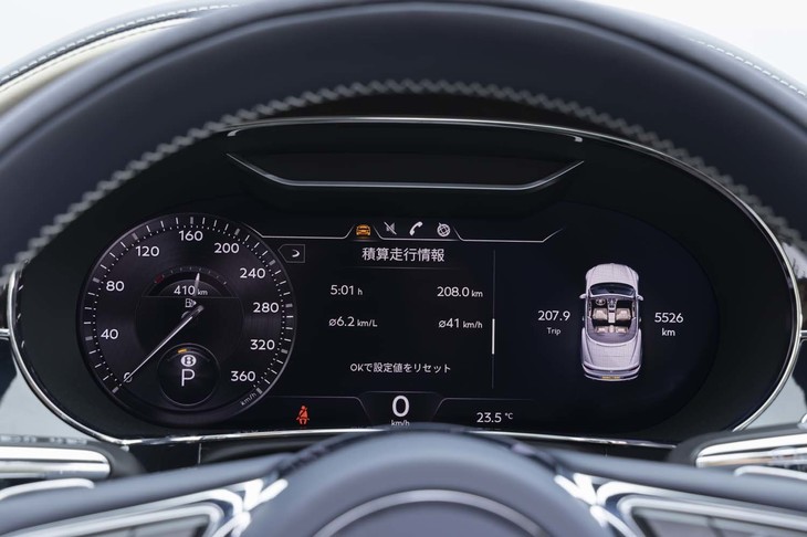 液晶メーターの表示パターンはさまざまに変更できるが、左のスピードメーターの位置だけは固定されている。