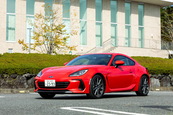 「スバルBRZ」の最新モデルが発表されたのは2024年7月のこと。2023年9月に続いての矢継ぎ早の改良だ。今回の試乗車は中間グレード「S」の6段MTモデル。