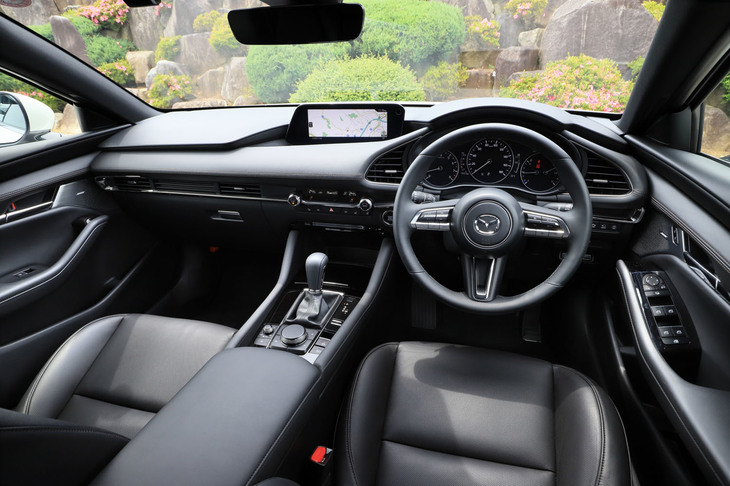 優れた運転環境は、2012年以降に登場した“スカイアクティブ世代”のマツダ車に共通する美点。最新のモデルでは、骨盤を立てて座るようシートの設計が見直されるなど、さらなる乗員の負担軽減が図られている。