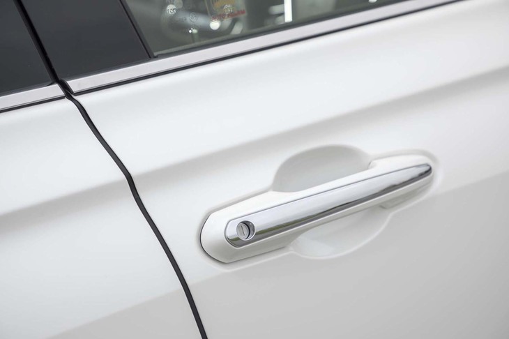 メッキが美しい、S“Elegance Style”のドアハンドル。触感や操作感からも上質さが伝わってくる。