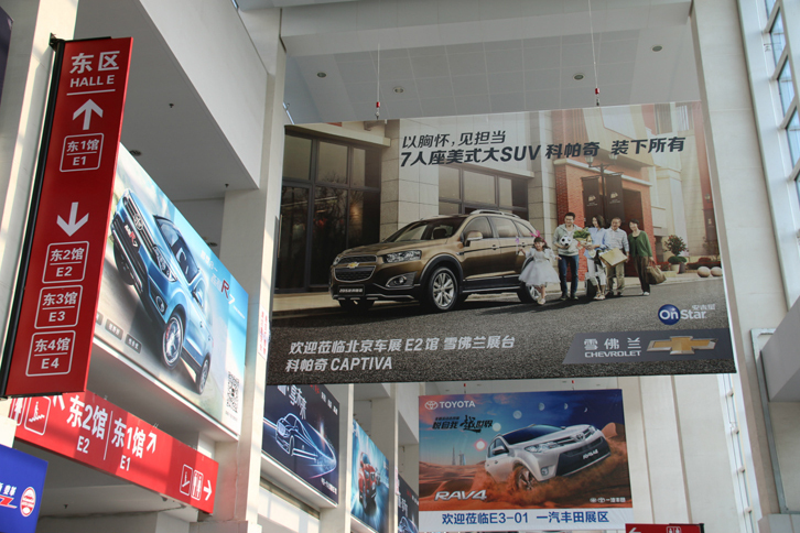 パビリオンをつなぐ通路もSUVの広告でいっぱい。