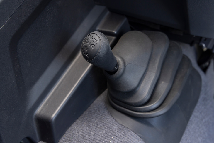 センターコンソールに備わるトランスファーレバー。ローレンジのギア比は2.488だ。