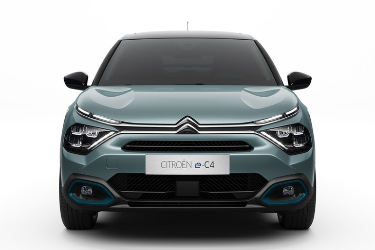 最新世代のシトロエン車には、クルマの顔の既成概念にとらわれないフロントデザインが採用されている。写真は「E-C4」のもの。「ダブルシェブロン」と呼ばれるブランドのマークも重要なデザイン要素となっている。