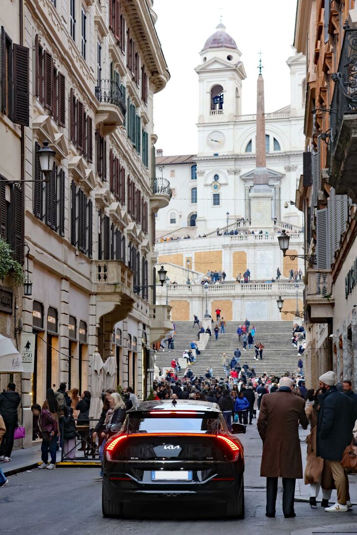 スペイン階段に向かう市内きっての高級ブティック街、コンドッティー通りで。キアのEV「EV6」。