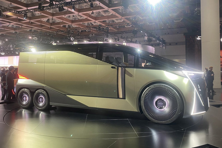 レクサスのブースに展示された6輪モデル「LSコンセプト」。LSはラグジュアリースペースを意味するという。機関車みたいで最高だ。