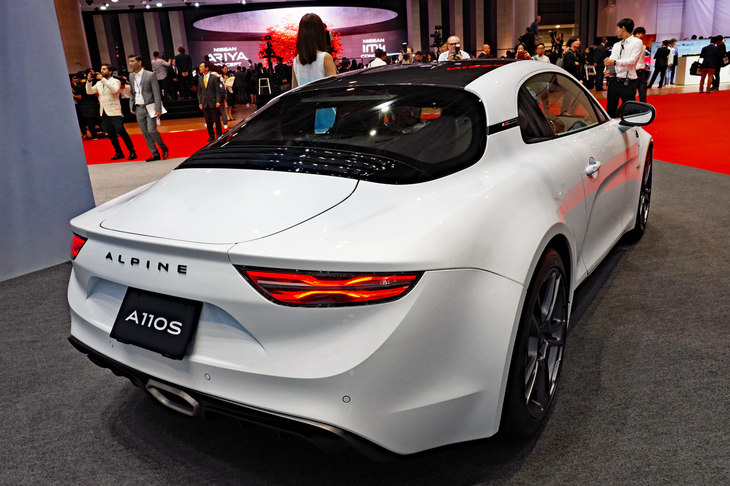 「A110S」は3種類あるグレードの中でも、特に動力性能に重きを置いたモデルで、最高出力を40PS引き上げた292PSのエンジンが搭載されている。