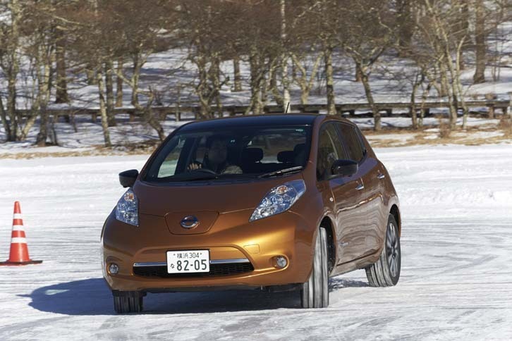 氷上での強さを見せつけた「リーフ30G」。モーターは1万分の1秒単位でのトルク制御が可能なため、滑りやすい路面でもスムーズな発進ができるのだという。