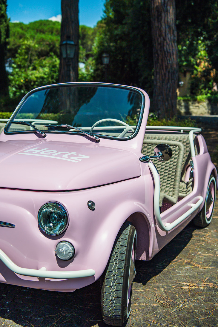 シートも往年のカロッツェリア・ギア製になぞらえて再現されている。「spiaggina」とは小さなビーチのこと。