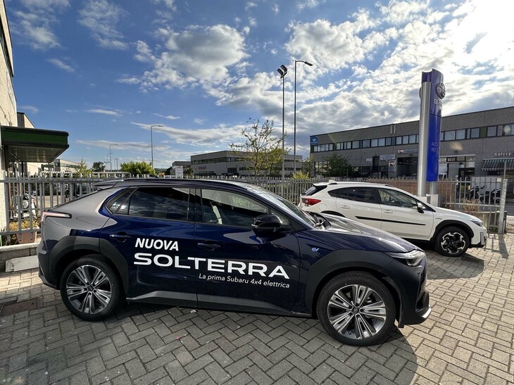 脇には「ソルテラ」も。「初の電動4WDスバル」のカッティングシートが貼られている。