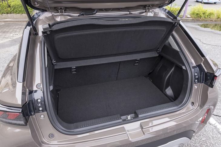 荷室の容量はちょっと控えめな210リッター。日本仕様向けに最適化したというラゲッジボードを片付ければ290リッターにまで拡大できる。