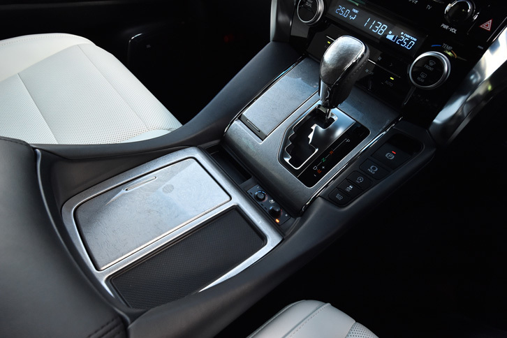 シルバー調のパネルが目を引く、「ヴェルファイア エグゼクティブラウンジZ」のセンターコンソール。「アルファード エグゼクティブラウンジS」も同様の仕立てとなる。