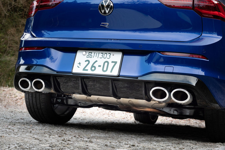 控えめながらも、一目で「普通の『ゴルフ』ではない」と感じさせる意匠も「ゴルフR」の魅力。専用デザインのバンパーやボディー同色のサイドシルなどが特徴で、グロスブラックのリアディフューザーと４本出しのエキゾーストパイプも目を引く。
