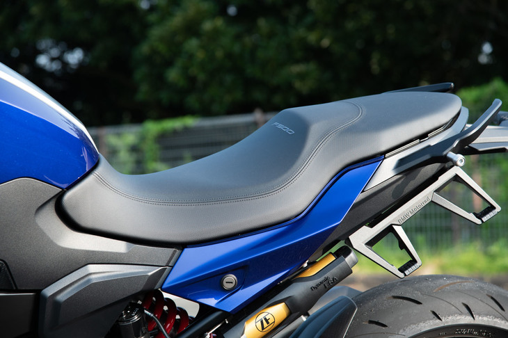 シート高は815mm。「スタンダード」のみローダウンサスペンションとローシートが装備される。