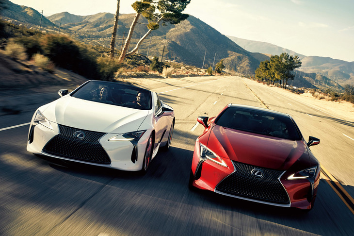 
	「レクサスLC500コンバーチブル」（左）と「LC500」（右）。（北米仕様車）
	