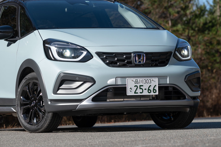 今回のマイナーチェンジでは、前後バンパーやサイドシルのガーニッシュに、シルバーの装飾を採用した。