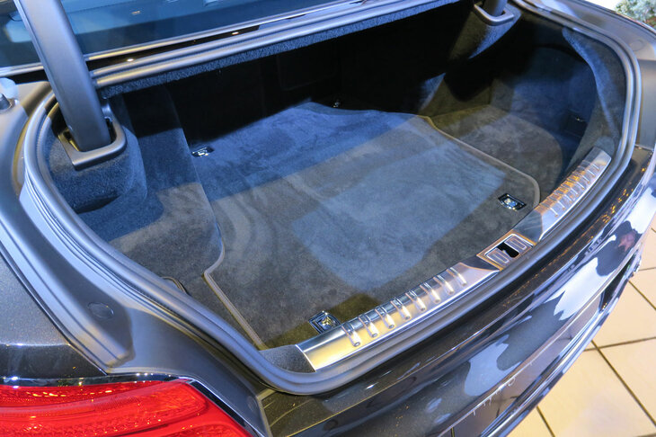 ベントレー・フライングスパー ハイブリッド（トランクルーム）