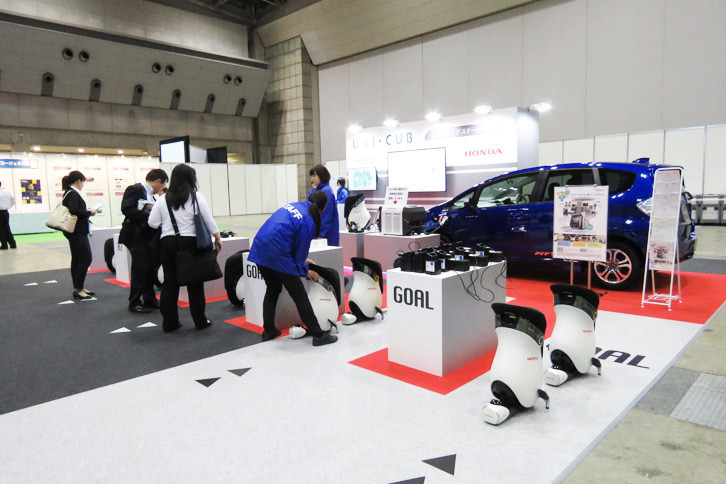 こちらはホンダ（本田技研工業）のブース。パーソナルモビリティー「UNI-CUB β（ユニカブ ベータ）」の体験試乗会が催されていた。
