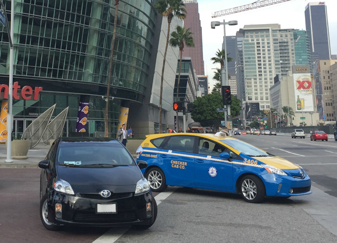 ロサンゼルスのステープル・センター前にて。3代目「プリウス」と「プリウスV」（日本名「プリウスα」）のタクシー。